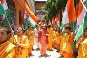 1747392477_परमार्थ-निकेतन-में-निकाली-तिरंगा-रैली.jpeg