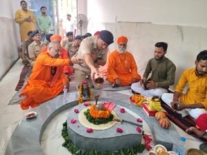 1747743055_एसएसपी-हरिद्वार-प्रमेन्द्र-सिंह-डोबालIPS-पहुंचे-थाना-कनखल.jpg