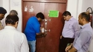 1749456515_जिलाधिकारी-जिला-निर्वाचन-अधिकारी-मयूर-दीक्षित-ने-EVM-VVPAT-वेयर.jpg