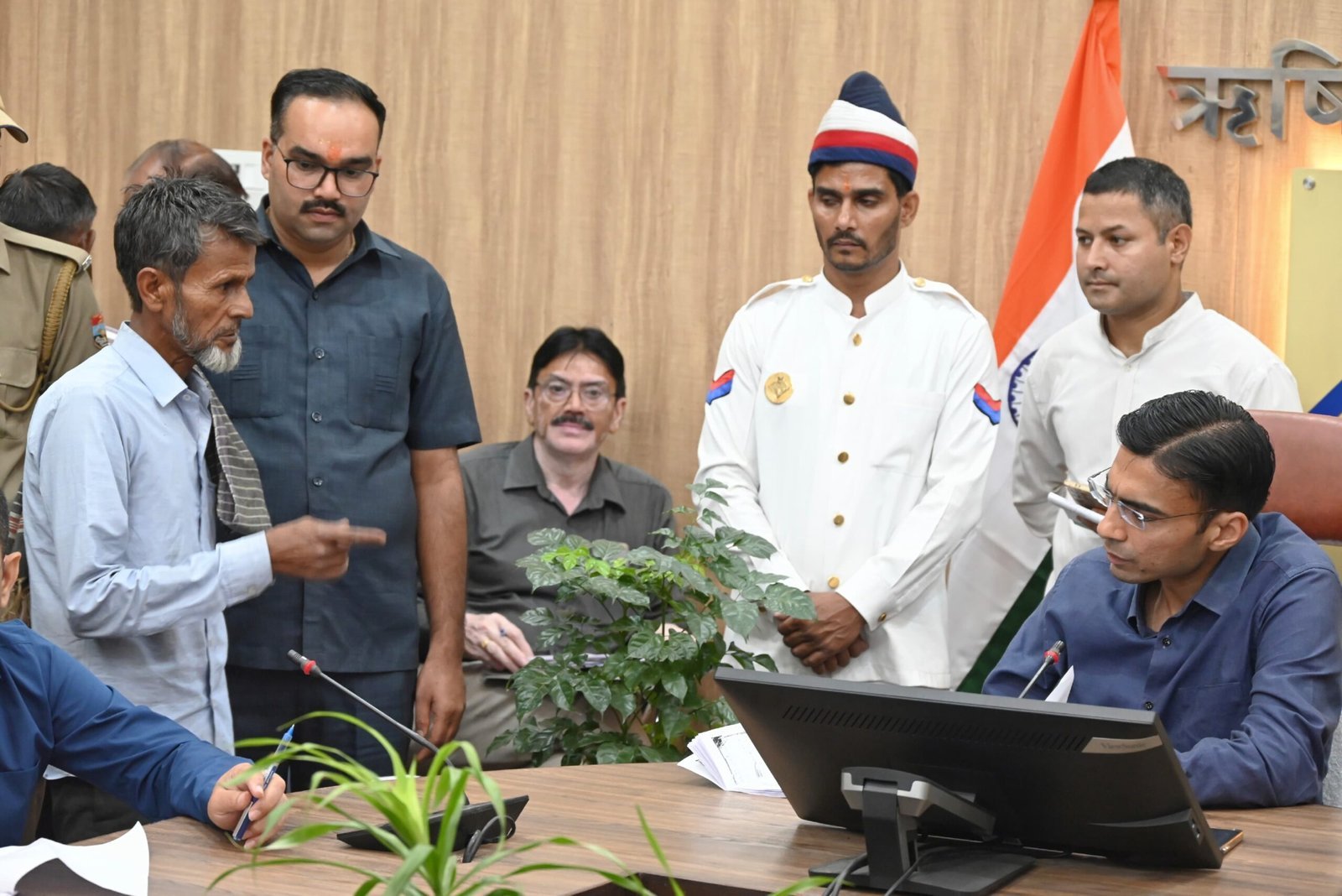 1749483820_मुख्यमंत्री-के-पगचिन्ह-पर-डीएम-जनदर्शन-जन-का-बढता-अटूट.jpg