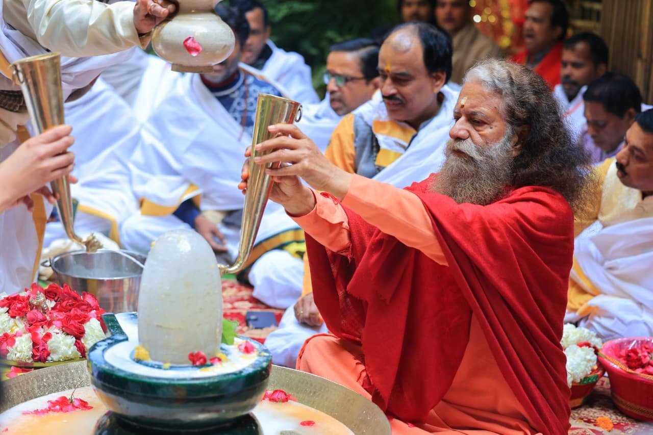 1771165662_परमार्थ-निकेतन-में-धूमधाम-से-मनायी-गयी-महाशिवरात्रि.jpg