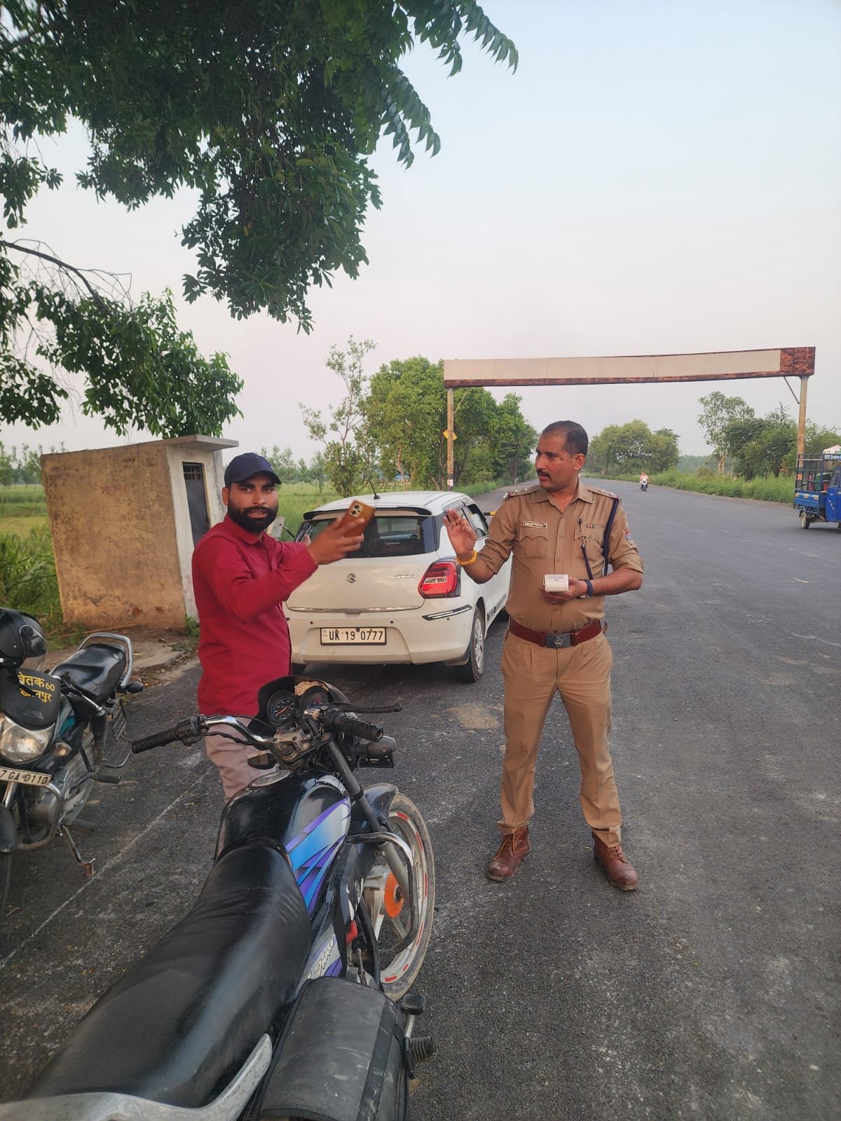 1778341958_108_SSP-हरिद्वार-नवनीत-सिंह-के-निर्देश-पर-सांयकालीन-चैकिंग-अभियान.jpeg