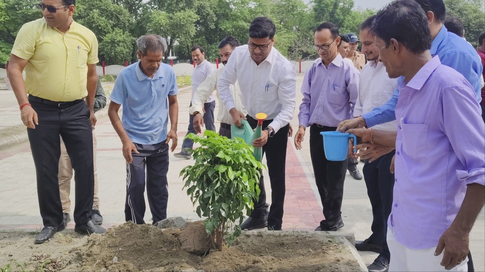 1784210385_968_हरेला-पर्व-पर-जिलाधिकारी-नितिन-सिंह-भदौरिया-ने-किया-वृक्षारोपण.jpg
