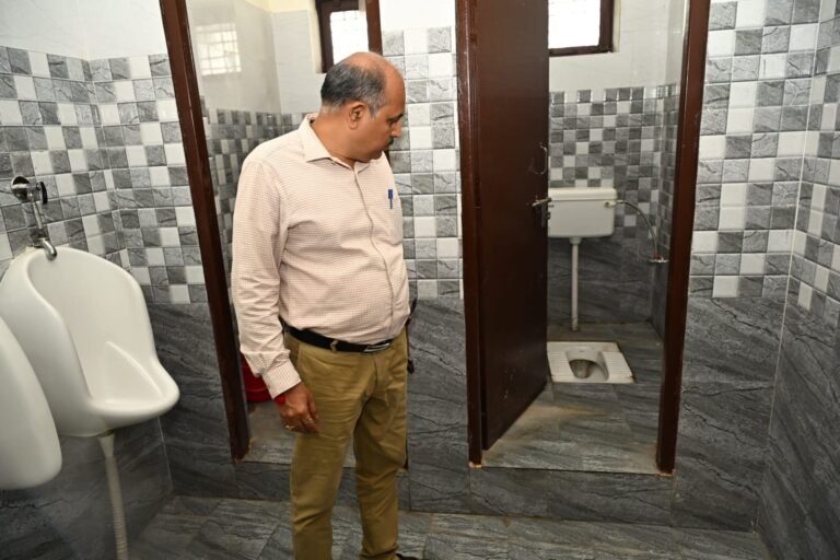 1786086998_मुख्य-विकास-अधिकारी-ने-किया-विकास-भवन-स्थित-शौचालयों-की.jpeg