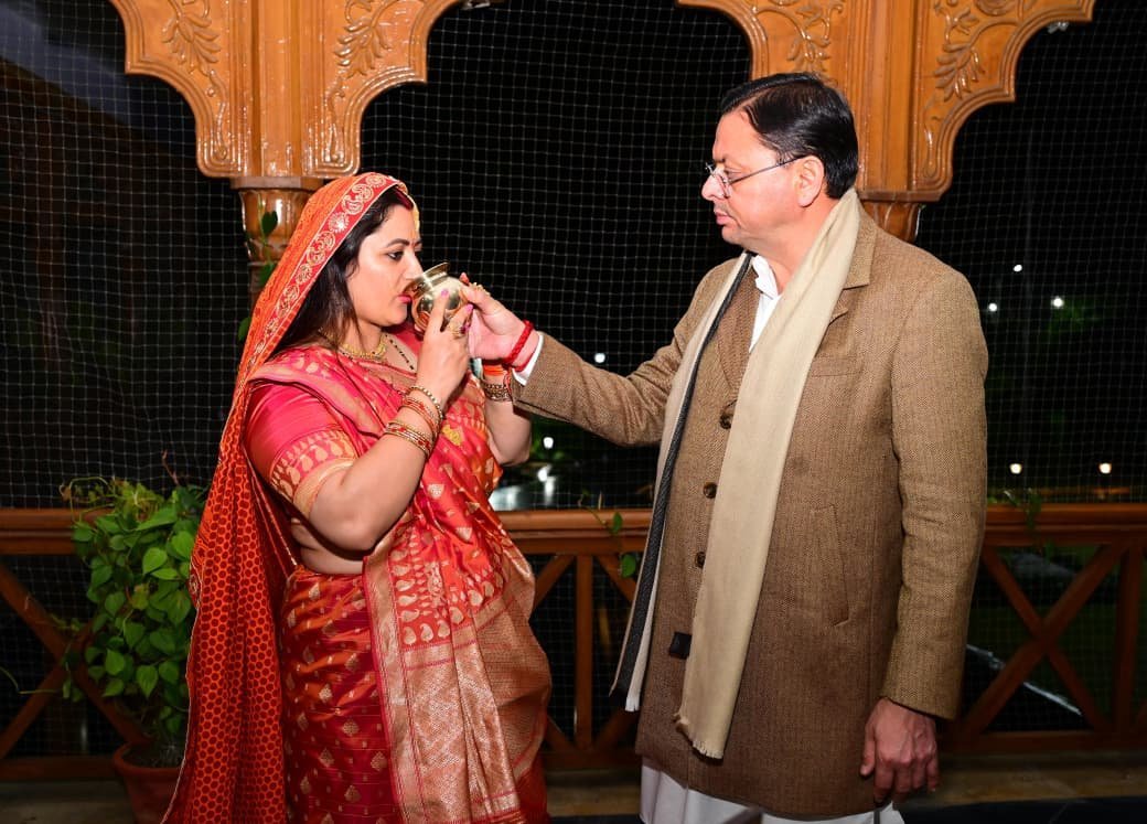 1793293576_मुख्यमंत्री-पुष्कर-सिंह-धामी-ने-धर्मपत्नी-गीता-धामी-के-साथ.jpeg
