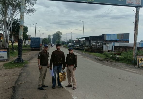 1793378171_जरायम-पेशेवर-को-हरिद्वार-पुलिस-ने-दिखाया-जिले-से-बाहर.jpg