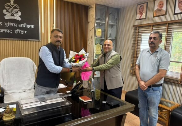 1793378714_कप्तान-के-प्रयासों-से-हरिद्वार-पुलिस-को-मिले-02-लेपटॉप.jpg