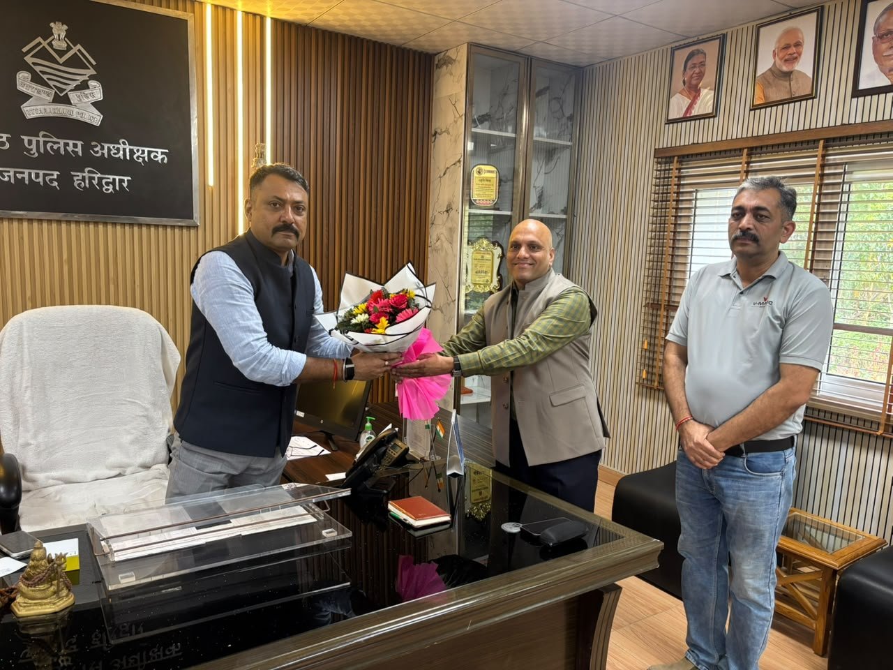 1793378714_कप्तान-के-प्रयासों-से-हरिद्वार-पुलिस-को-मिले-02-लेपटॉप.jpg