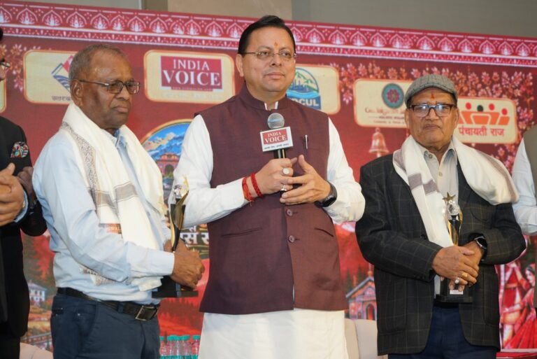 1793416193_मुख्यमंत्री-धामी-ने-अपने-शिक्षकों-के-चरण-स्पर्श-कर-लिया.jpg