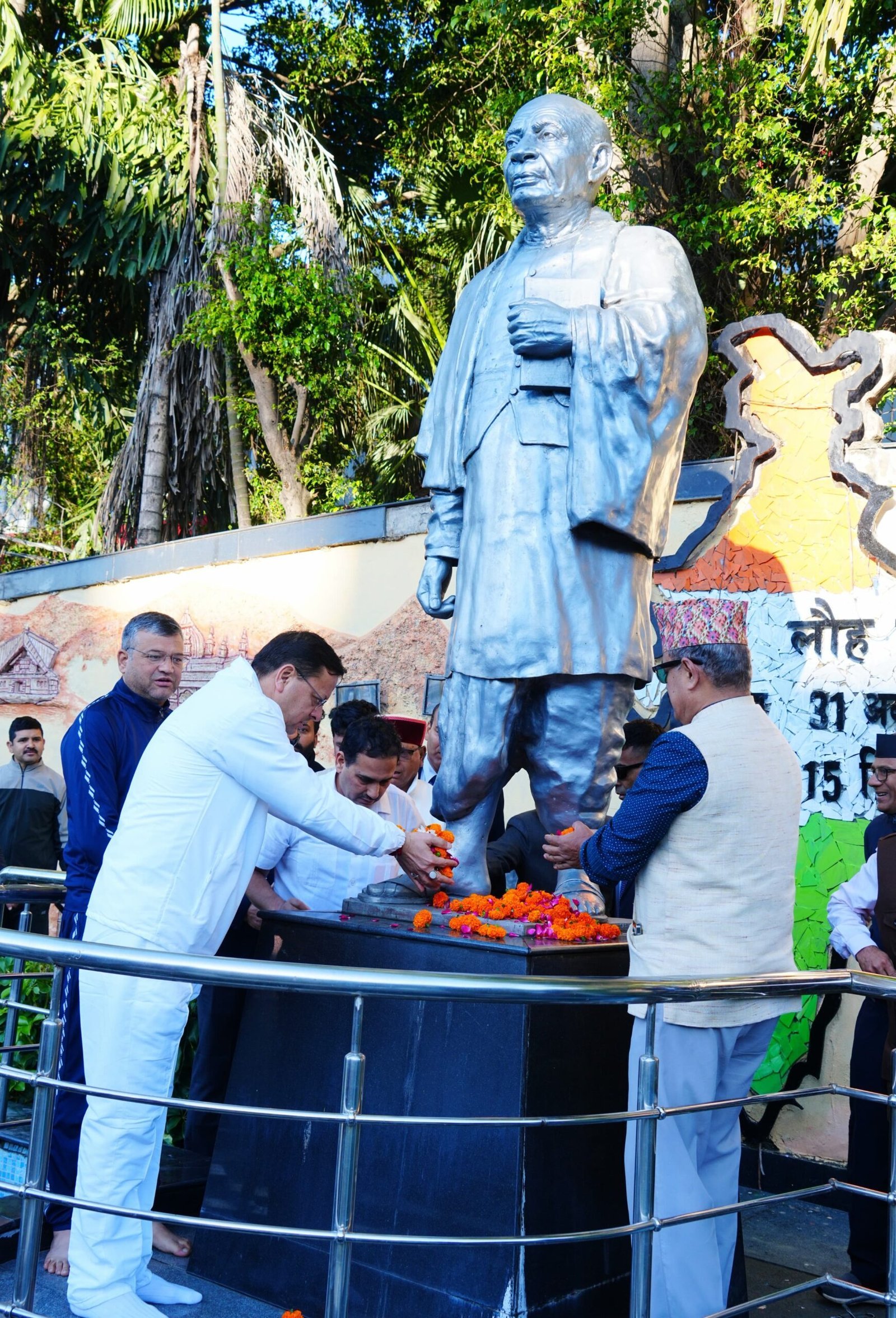 1793416284_मुख्यमंत्री-ने-सरदार-वल्लभभाई-पटेल-की-प्रतिमा-पर-पुष्पांजलि-अर्पित.jpg