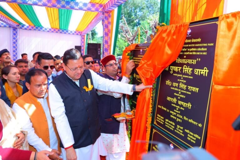 1793442878_श्रीनगर-में-मुख्यमंत्री-के-स्वागत-को-सड़कों-पर-उमड़ा-जनसैलाब.jpeg