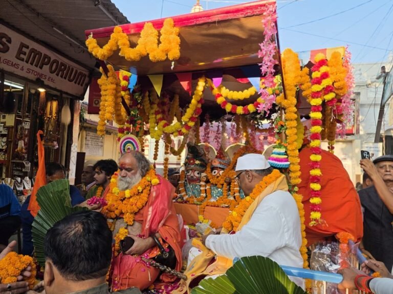 1793464815_गीता-आश्रम-की-रथ-यात्रा-में-उमड़े-साधु-संत-व-श्रद्धालु.jpeg